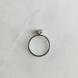 Anillo de compromiso con halo oculto de moissanoíta de forma redonda de 3,0 quilates