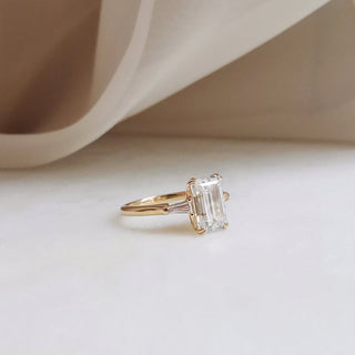 Bague de fiançailles 3 pierres en moissanite en forme d'émeraude de 1,70 ct