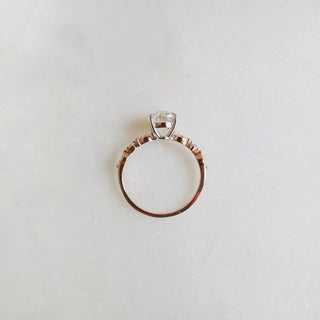 Anillo de compromiso solitario de moissanita de forma ovalada de 1,70 quilates