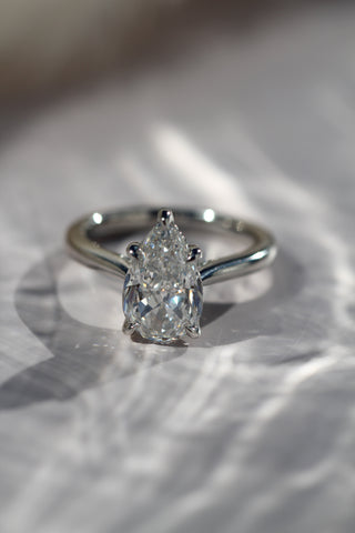 Bague de fiançailles avec halo caché en diamant en forme de poire de 1,0 à 3,0 ct