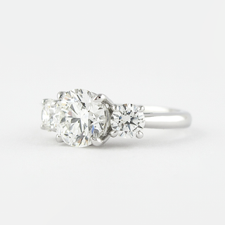 Bague de fiançailles solitaire en diamant et moissanite ronde à trois pierres de 1,20 ct