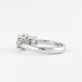 Bague de fiançailles solitaire en diamant et moissanite ronde à trois pierres de 1,20 ct