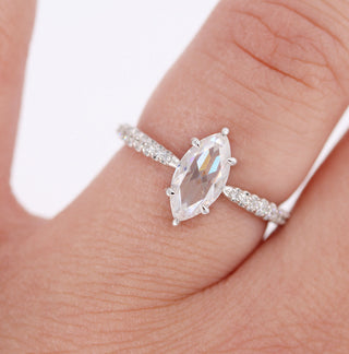 Anillo de compromiso con solitario de moissanita pavé de diamantes de talla marquesa de 0,90 ct 