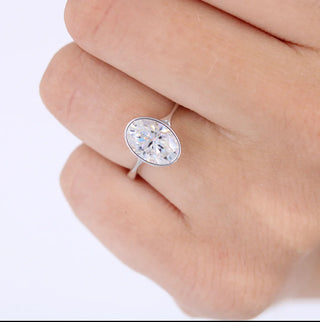 Bague de fiançailles solitaire en diamant moissanite ovale serti clos 2 carats