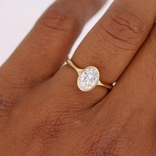 Bague de fiançailles solitaire en diamant moissanite ovale serti clos 2 carats