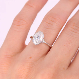 Bague de fiançailles solitaire en diamant moissanite ovale serti clos 2 carats