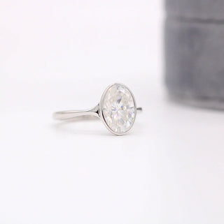 Bague de fiançailles solitaire en diamant moissanite ovale serti clos 2 carats