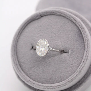 Bague de fiançailles solitaire en diamant moissanite ovale serti clos 2 carats