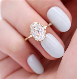 Bague de fiançailles avec solitaire en moissanite à taille ovale de 2 à 4 ct et lunette en diamant