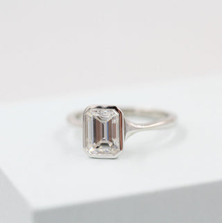 Bague de fiançailles avec diamant solitaire en moissanite taille émeraude de 1,7 ct 