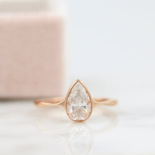 Bague de fiançailles avec diamant solitaire en moissanite taille poire de 1 ct 