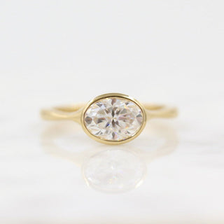 Anillo de compromiso con diamante solitario de moissanita con bisel de talla ovalada de 1 ct