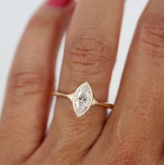 Anillo de compromiso de diamante solitario de moissanita de talla marquesa de 1 ct