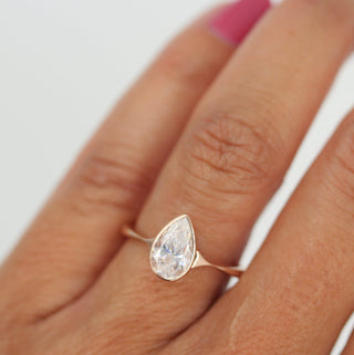 Bague de fiançailles solitaire en diamant moissanite en forme de poire sertie de 1,0 ct pour elle