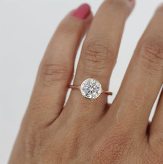 Bague de fiançailles solitaire en or massif 18 carats avec diamant moissanite rond serti clos de 2 carats