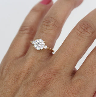 Bague de fiançailles à trois pierres en moissanite de forme ronde de 1,80 ct