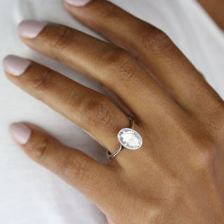 Bague de fiançailles avec solitaire en moissanite à taille ovale de 2 à 4 ct et lunette en diamant