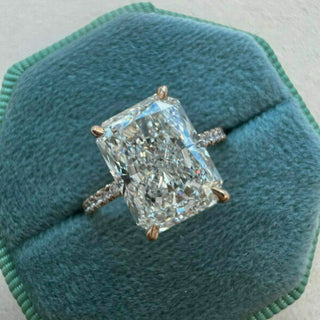 Anillo de compromiso con solitario radiante y moissanita pavé de 2,43 quilates