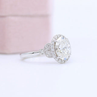 Anillo de compromiso con diamante de moissanita con halo de talla ovalada de 1 ct 