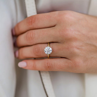 Anillo de compromiso solitario con diamante de moissanita de seis puntas y forma redonda de 3,0 quilates