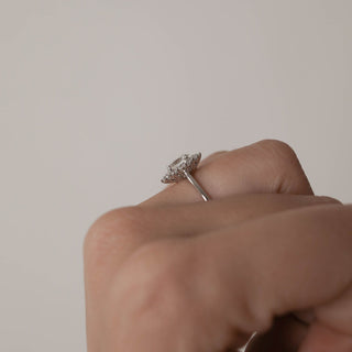 Anillo de compromiso con solitario de moissanita y diamante con halo ovalado de 1,65 ct