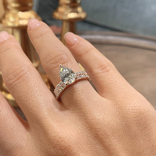 Ensemble de mariage avec solitaire en forme de poire et diamant pavé F-VS CVD de 2,0 ct