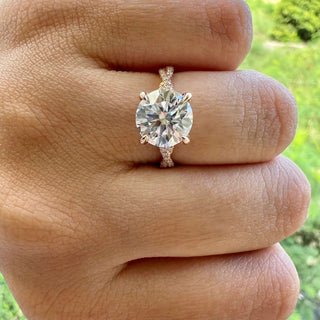 Bague de fiançailles en moissanite à taille ronde et pavé torsadé de 4,11 ct