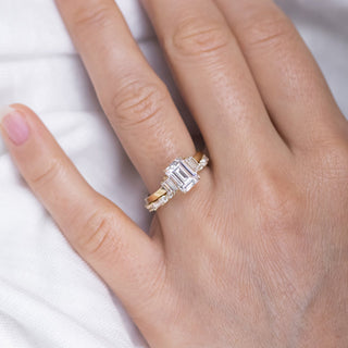 Bague de fiançailles solitaire en diamant et moissanite à cinq pierres taille émeraude de 1,60 ct