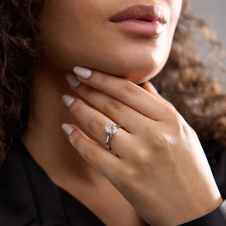 Bague de fiançailles avec diamant solitaire en moissanite à taille ovale pour elle 