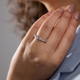 Alianza de boda de media eternidad flotante con diamantes cultivados en laboratorio Pear F-VS2 