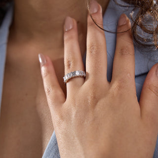 Alianza de boda con siete piedras de diamantes cultivados en laboratorio y esmeralda F-VS2 