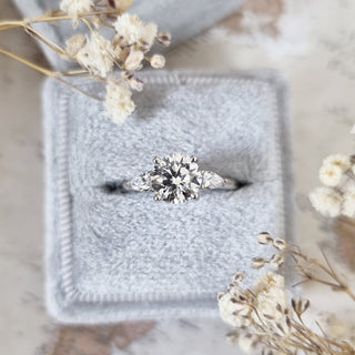 Anillo de compromiso con diamantes cultivados en laboratorio de tres piedras de talla redonda de 1,0 a 3,0 quilates