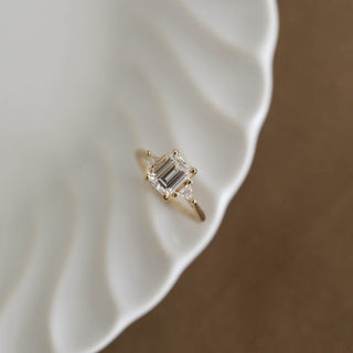 Bague de fiançailles avec diamant solitaire à trois pierres en moissanite taille émeraude de 1,0 ct