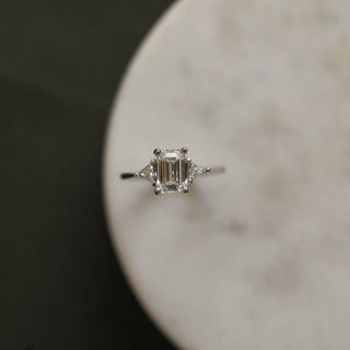 Bague de fiançailles avec diamant solitaire à trois pierres en moissanite taille émeraude de 1,0 ct