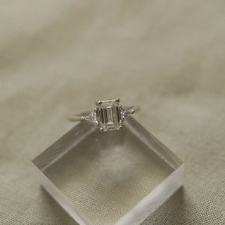 Bague de fiançailles avec diamant solitaire à trois pierres en moissanite taille émeraude de 1,0 ct