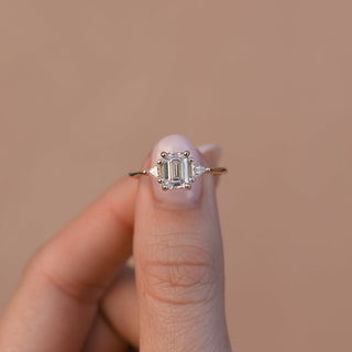 Bague de fiançailles avec diamant solitaire à trois pierres en moissanite taille émeraude de 1,0 ct