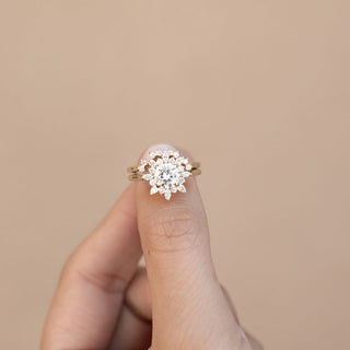 Anillo de compromiso solitario con diamante de moissanita en racimo redondo de 1,05 quilates para mujer