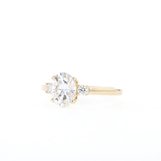 Bague de fiançailles à trois pierres avec diamants et moissanite ovale de 1,20 ct