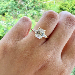 Bague de fiançailles à trois pierres en moissanite taille émeraude de 1,9 ct