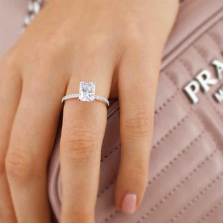 Anillo de compromiso estilo pavé solitario de moissanita con forma radiante de 1,20 quilates