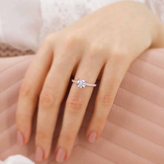 Bague de fiançailles de style solitaire en moissanite en forme de coussin de 0,8 ct