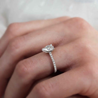 Bague de fiançailles en forme de poire avec solitaire en moissanite de 0,94 ct style pavé