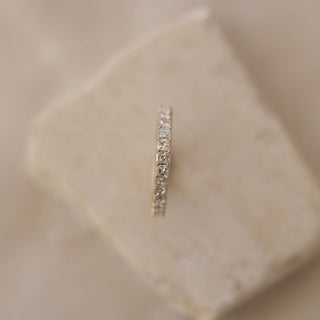 Alliance de mariage en demi-éternité avec moissanite taille princesse de 0,75 ct