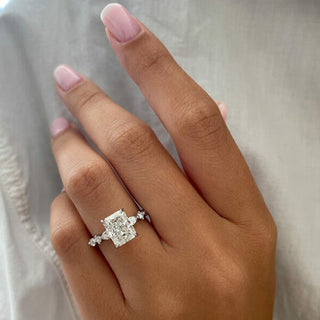 Bague de fiançailles en moissanite sertie d'un pavé radiant de 2,43 ct