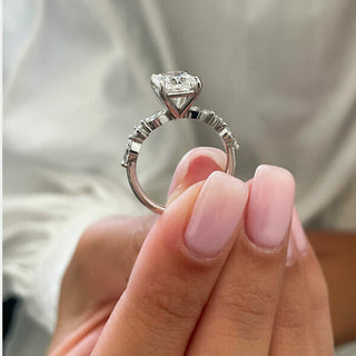 Bague de fiançailles en moissanite sertie d'un pavé radiant de 2,43 ct