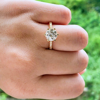 Bague de fiançailles avec solitaire à taille ronde et pavé de moissanite de 1,85 ct