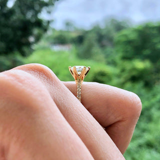 Bague de fiançailles avec solitaire à taille ronde et pavé de moissanite de 1,85 ct