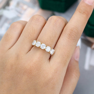 Alliance de mariage à cinq pierres en moissanite ronde de 2,15 ct