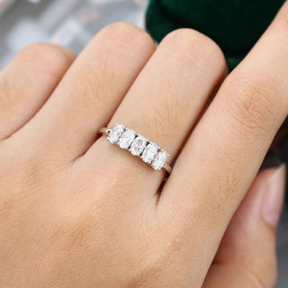 Alliance de mariage à cinq pierres en moissanite ovale de 1,29 ct