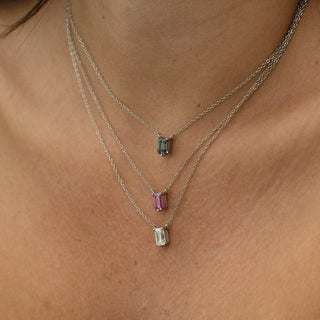 Collier Colleen avec diamant solitaire en moissanite taille émeraude